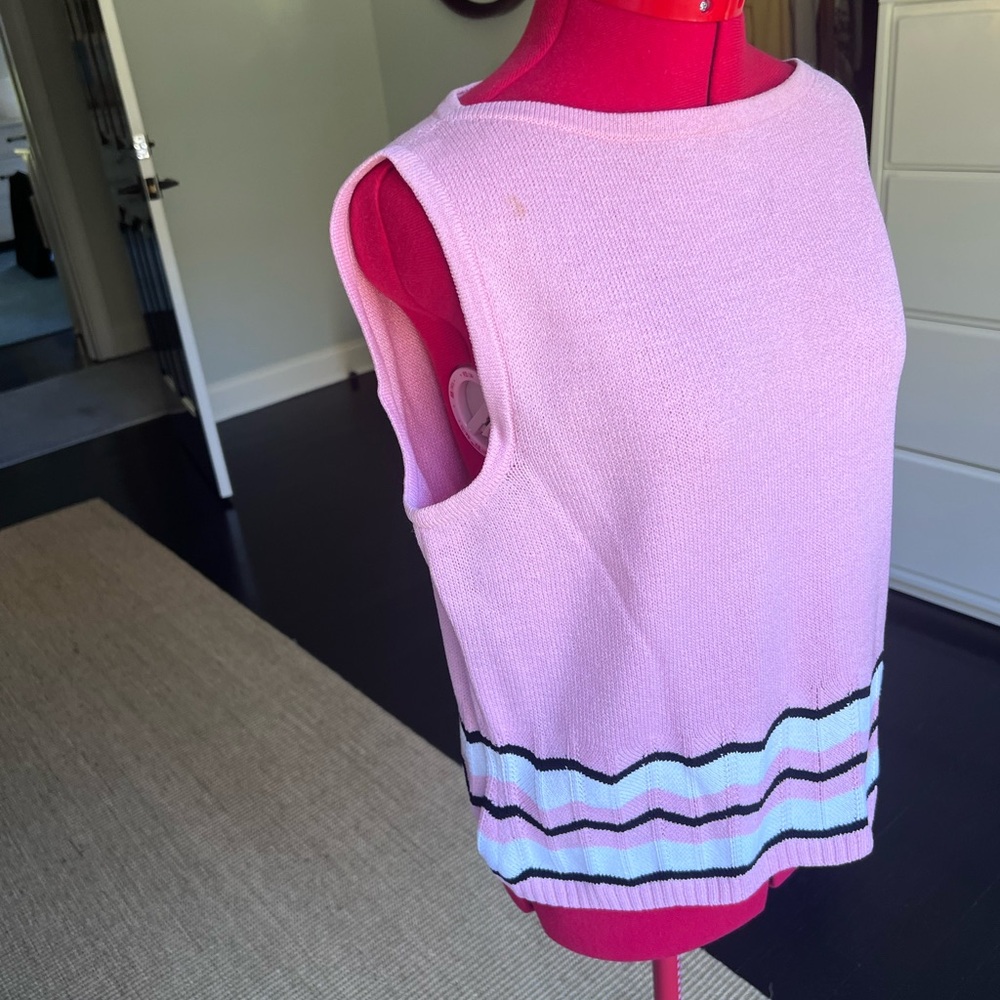St. John Knit sleeveless sweater in pink stripe - Size M